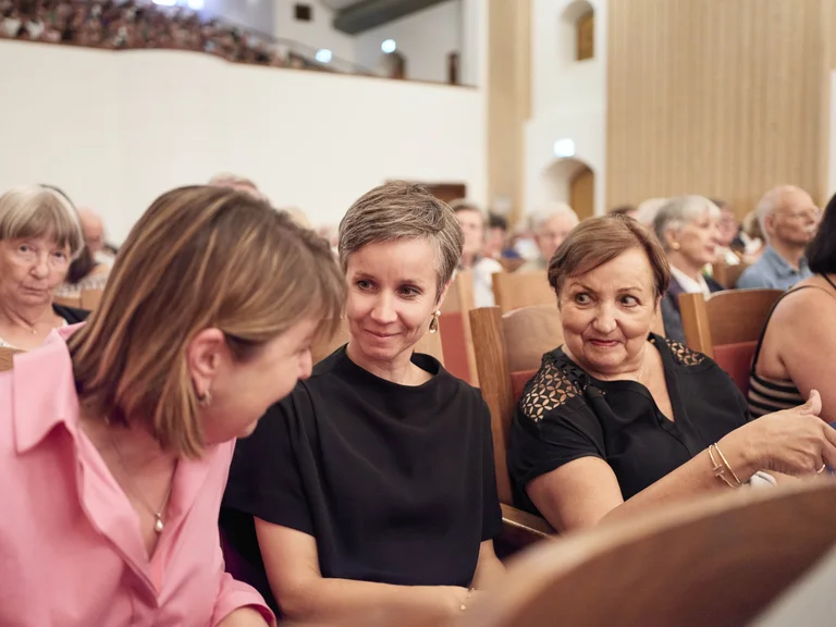 Besucherinnen im Gespräch im Parkett des Historischen Reitstadels