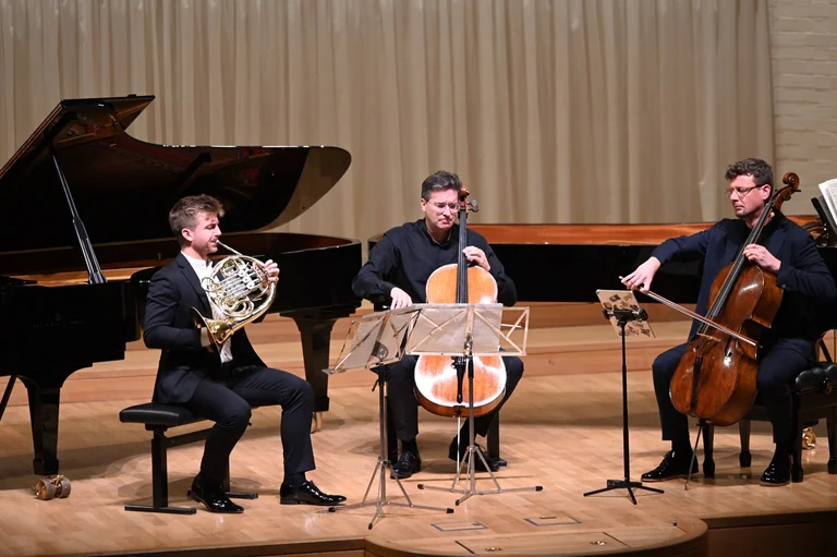 Ungewöhnlich besetzt: Schumanns »Andante und Variationen« für zwei Klaviere, zwei Violoncelli und Horn eröffnete den Abend, mit Ben Goldscheider am Horn sowie Christian Poltéra und István Várdai am Violoncello.