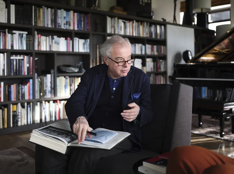 Sir Andras Schiff mit Gästebuch