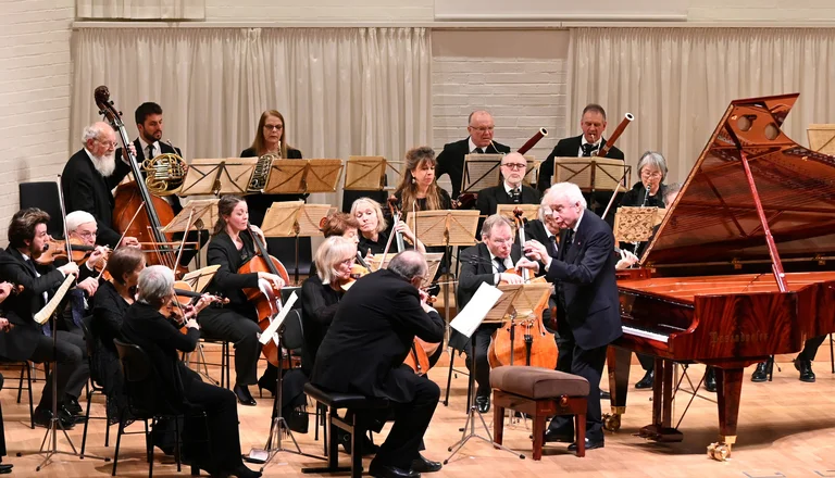 Erich Höbarth am ersten Geigenpult und Christian Sutter am Kontrabass