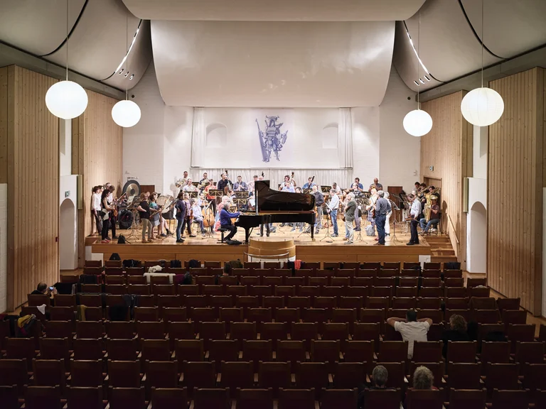 Budapest Festival Orchestra bei der Probe auf der Bühne des Historischen Reitstadels