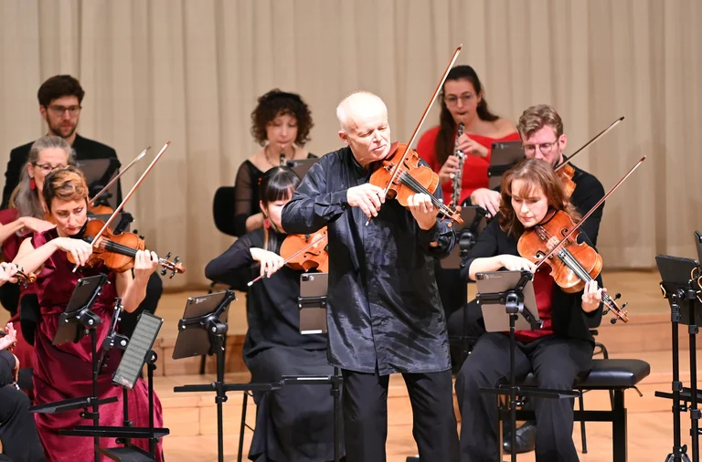 Thomas Zehetmair dirigiert Mozart und Mendelssohn, komponiert selbst und sorgt für staunendes Publikum.