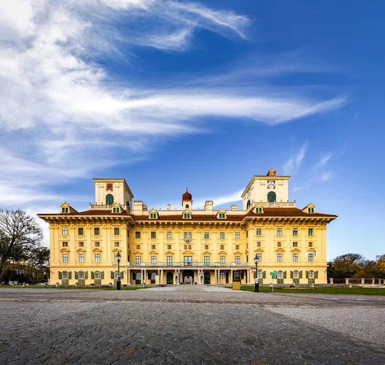 »Ich war von der Welt abgesondert, niemand in meiner Nähe konnte mich an mir selbst irre machen und quälen, und so mußte ich original werden.« – Joseph Haydn über seine Zeit im Schloss Esterházy.
