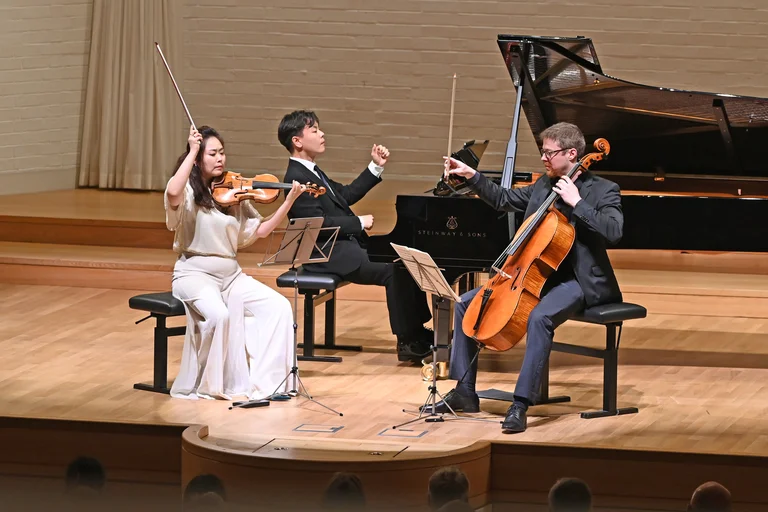 Jehye Lee, Violine – Tae-Hyung Kim, Klavier und Samuel Lutzker, Violoncello