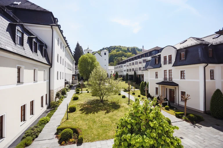 Außenansicht vom Kloster mit Garten
