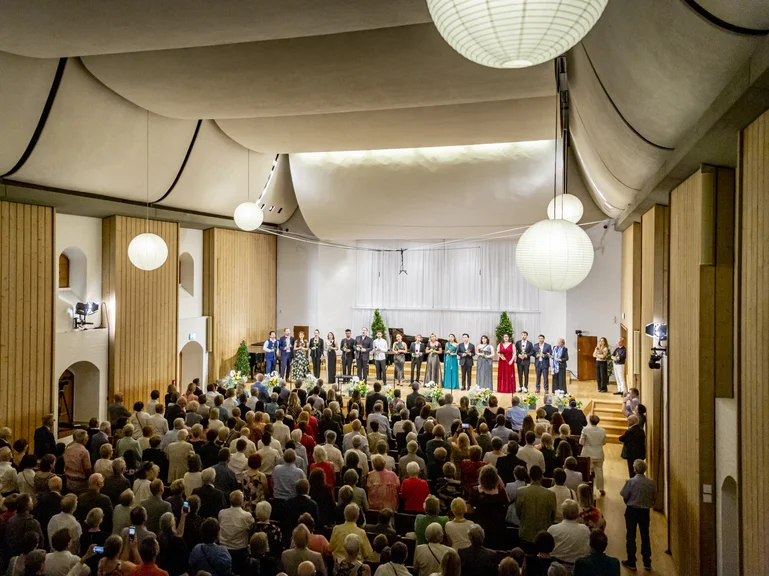 Sänger der IMA auf Bühne im Reitstadel