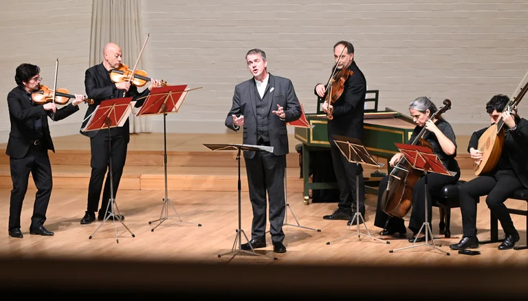 »Dieser Saal passt perfekt zu meiner Stimme«, sagt Philippe Jaroussky über den Historischen Reitstadel in Neumarkt, wo er sozusagen Stammgast ist und bereits zum fünften Mal auftrat, begleitet vom Ensemble Artaserse