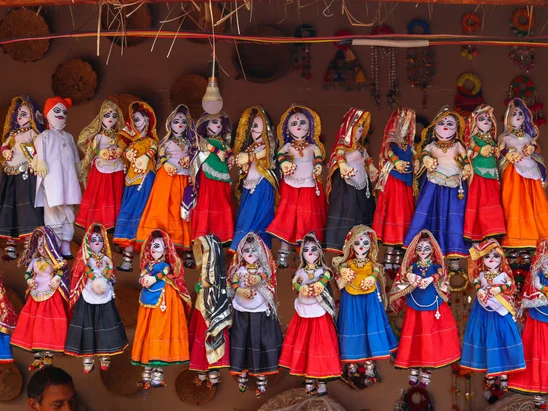 Marktstadn mir slavischen Handpuppenfiguren