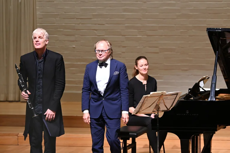Bei ihren gemeinsamen Auftritten präsentieren Fröst und Pöntinen ein vielseitiges Repertoire: von klassisch-romantischen Werken bis hin zu zeitgenössischen Kompositionen – sowie eigene stilübergreifende Arrangements.