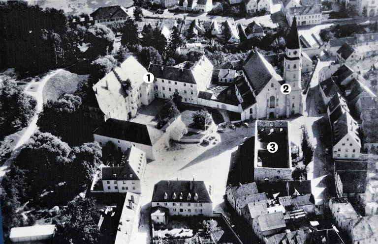 Historische Luftaufnahme zeigt Reitstadel und Residenzplatz von oben