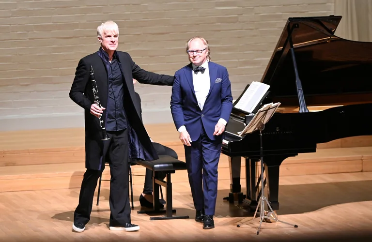 Seit über 30 Jahren sind der Klarinettist und der Pianist musikalische Partner und treten regelmäßig als Duo auf internationalen Bühnen auf.