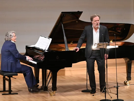 Bariton Christian Gerhaher singt und Pianist Gerold Huber begleitet ihn auf der Bühne im Reistadel