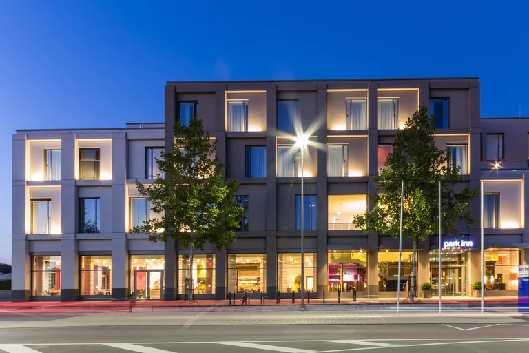 Aussenansicht bei Nacht vom Hotel Park Inn by Radisson Neumarkt