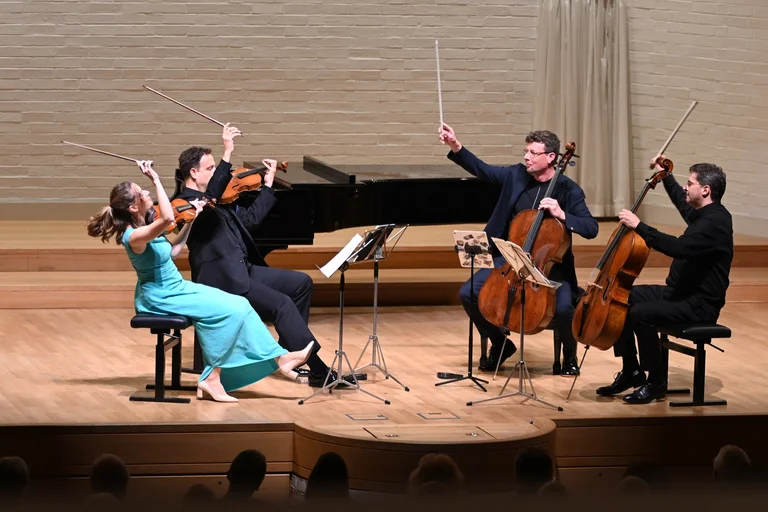 Anton Arenskys Streichquartett Nr. 2 in seiner ungewöhnlichen Besetzung mit zwei Violoncelli: Esther Hoppe, Máté Szűcs, Christian Poltéra und István Várdai.