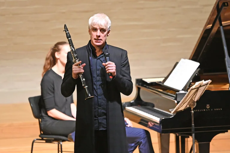 Ob Tanzeinlagen oder Geschichten aus der Zeit als junger Musiker: Martin Fröst ist bekannt für seine charismatischen Auftritte.