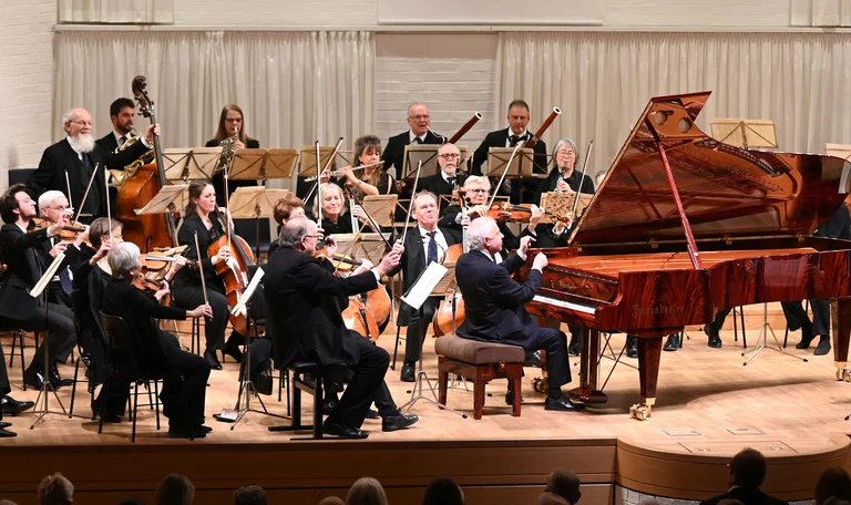 András Schiff hatte seinen wunderbar geflammten, rotbraunen Mahagoni-Bösendorfer-Flügel für eine authentische Mozart-Interpretation mitgebracht (Modell 280 Vienna Concert).