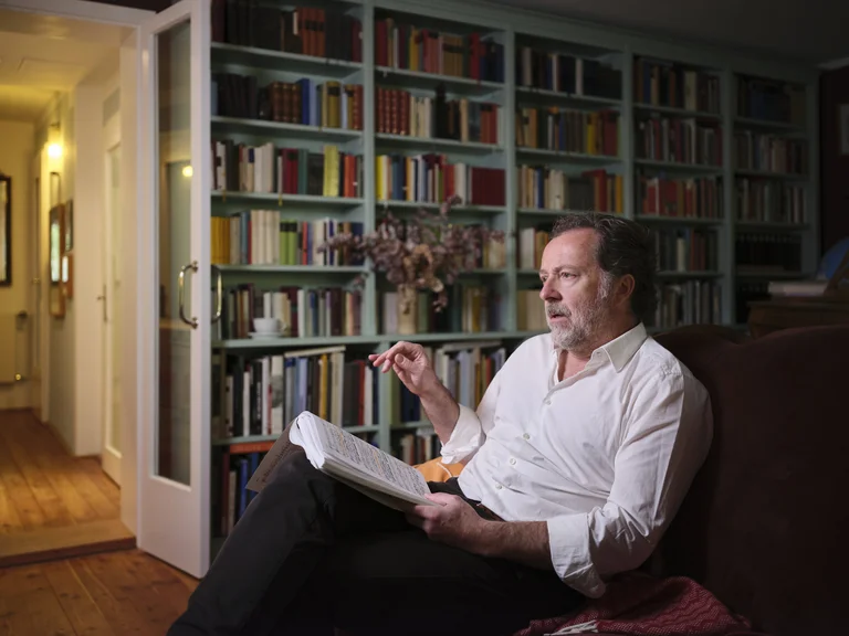 Bariton Christian Gerhaher in seinem Wohnzimmer beim Notenstudium