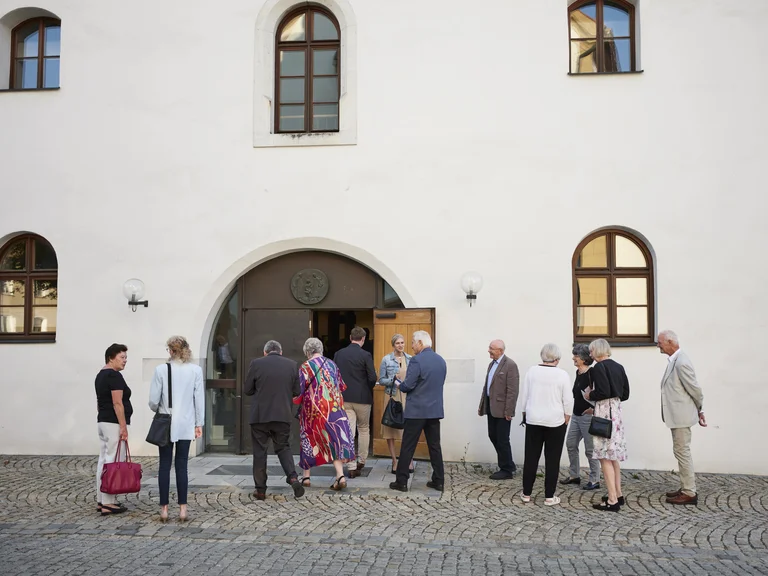 Besucher vor dem Eingang des Historischen Reitstadels