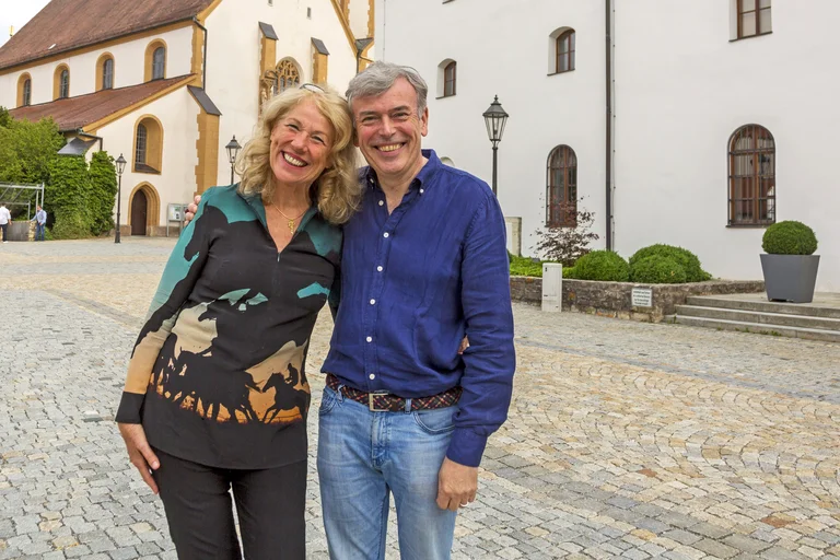 Prof. Dr. Edith Wiens und Malcolm Martineau auf dem Residenzplatz in Neumarkt