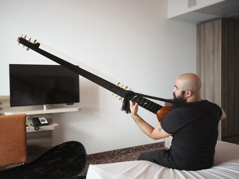 Musiker mit Gambe im Hotelzimmer