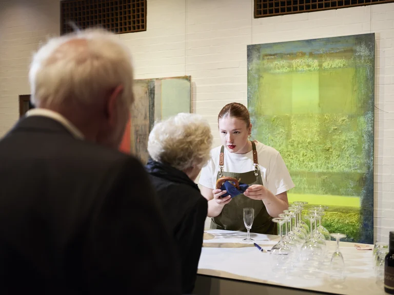 Besucher bestellen Pausenimbiss