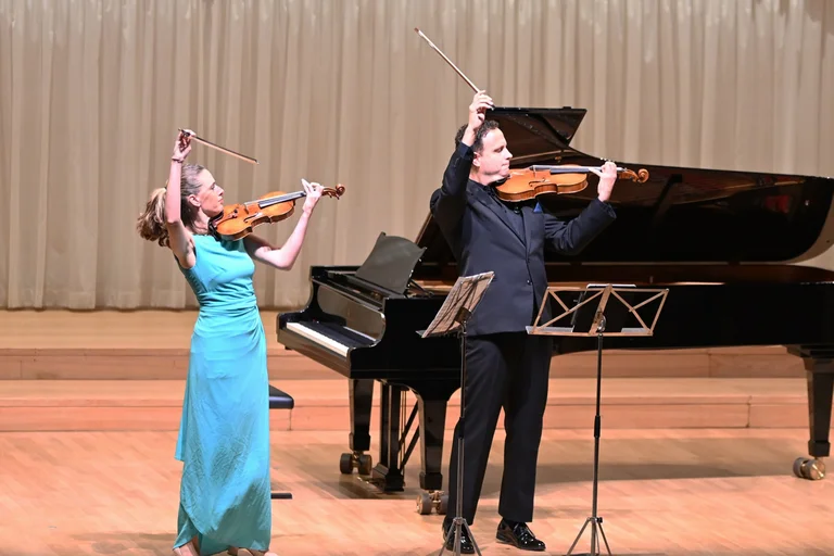 Bohuslav Martinůs »Three Madrigals« für Violine und Viola: Esther Hoppe und Máté Szűcs, für den es das Neumarkter Debüt war.