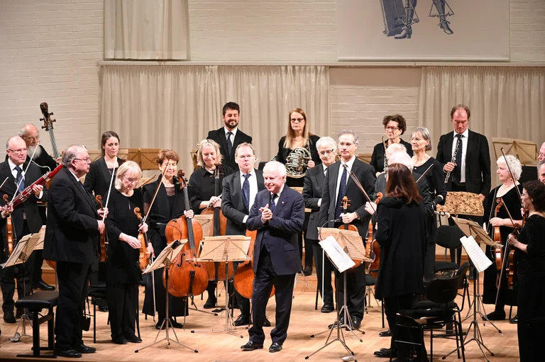 Das Publikum im Reitstadel fühlte noch einmal die Freundschaft zwischen Gründer und Ensemble - und erlebte ein »Geschenk an Kreativität«..