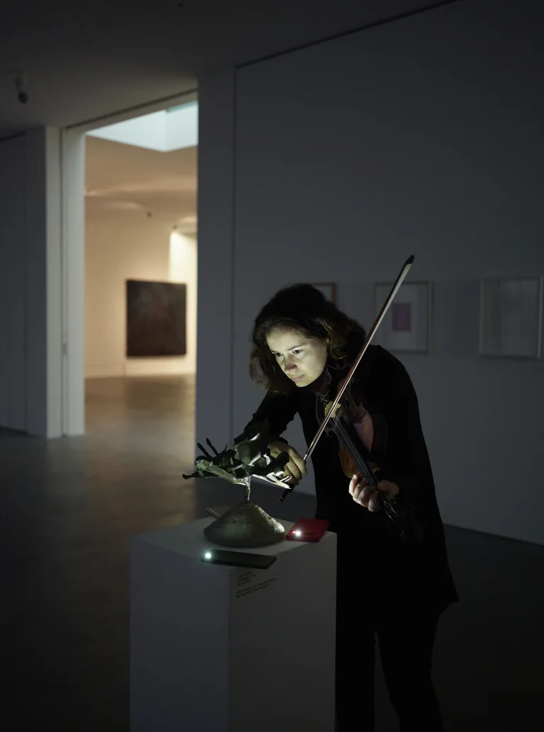 Patricia Kopatchinskaja – hier bei der Probe zu ihrem Museumskonzert vor einem Bronze-Unikat von Lothar Fischer.