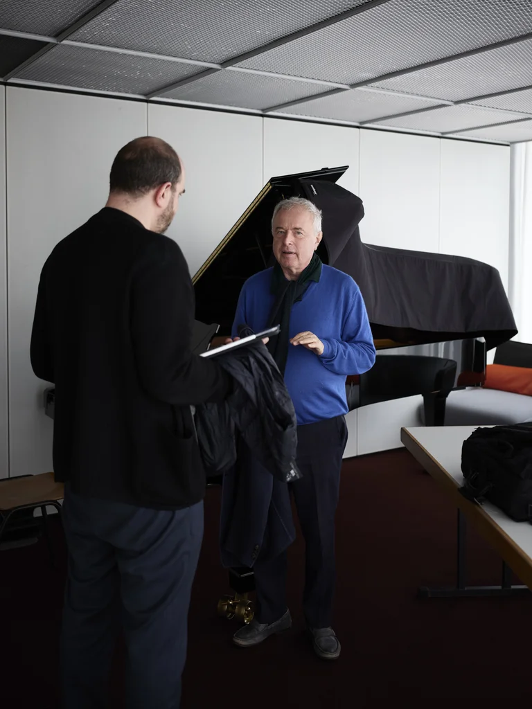 Kirill Gerstein im Gespräch mit Sir Andras Schiff in der Garderobe