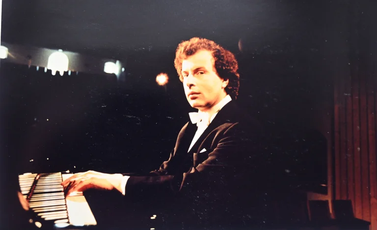 András Schiff auf der Bühne des Reitstadels im April 1990 bei der Probe zu seinem Konzert mit Bachs Goldberg-Variationen