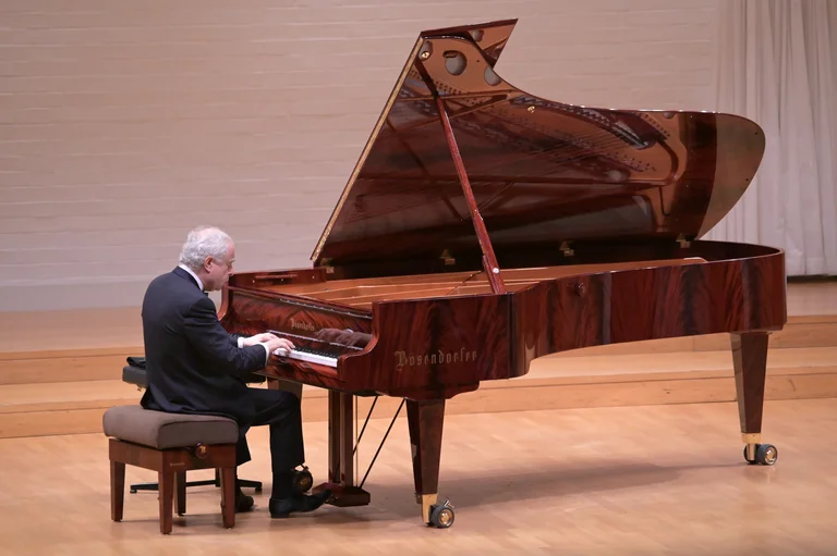 Sir András Schiff spielte auf seinem Bösendorfer Konzertflügel Modell 280VC Vienna Concert am 29. Januar 2020 im Historischen Reitstadel.