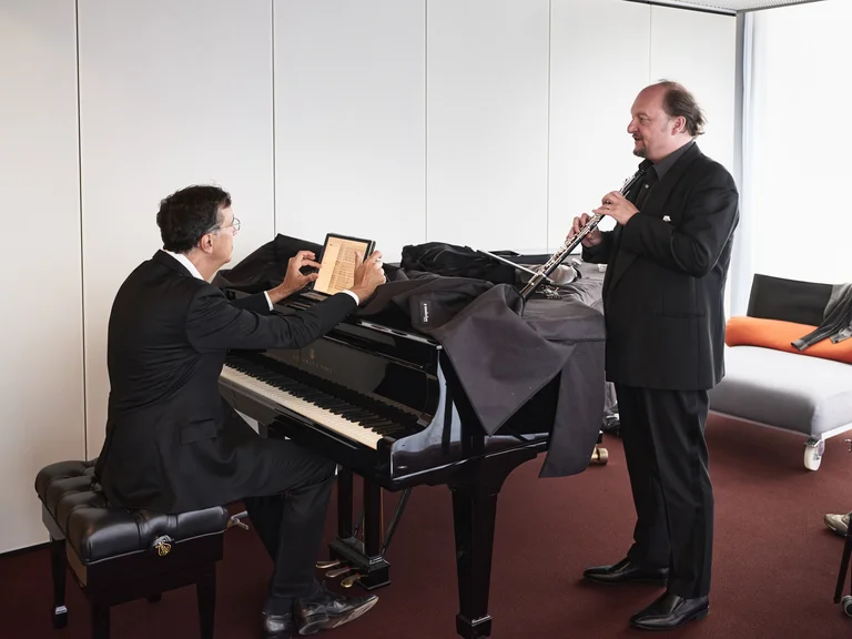 Musiker bei der Probe in der Garderobe