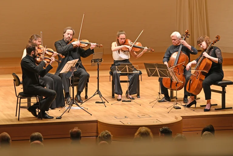 Arnold Schönberg, Streichsextett op. 4 »Verklärte Nacht«: Ilya Gringolts, Violine – Franziska Hölscher, Violine – Gregor Sigl, Viola – Lily Francis, Viola – Clemens Hagen, Violoncello – Julia Hagen, Violoncello