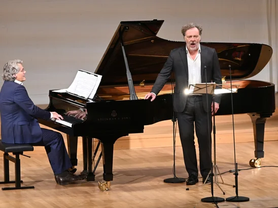 Bariton Christian Gerhaher singt und Pianist Gerold Huber begleitet ihn auf der Bühne im Reistadel