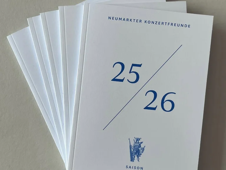 Foto der Saisonbroschüren
