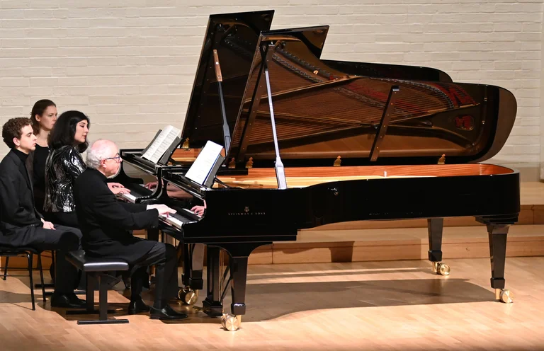 András Schiff und seine Meisterschülerin Schaghajegh Nosrati blättern im Neumarkter Reitstadel die Zeit zurück – bis Takt 239.