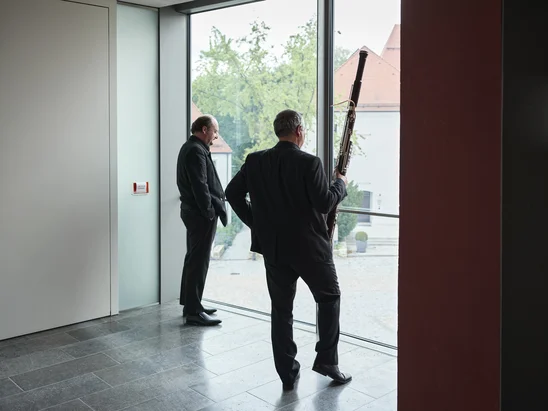 Zwei Musiker stehen am Fenster