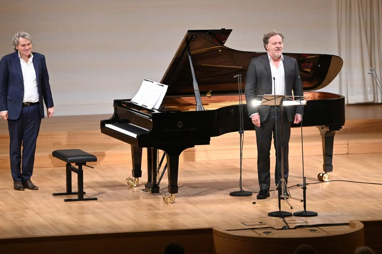 »Christian Gerhaher und Gerold Huber finden für diese seelenvollen Lieder von Johannes Brahms einen berührenden Ton.« /NDR Kultur